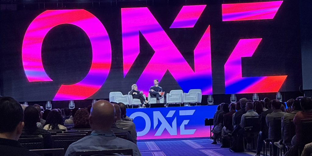IngramMicroUSA's tweet image. @JenniferiD8, SVP of Global Marketing at #IngramMicro, welcomes @alexisohanian to main stage for the final Global General Session of #ONE2024.