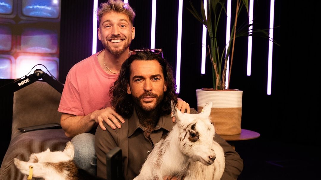 livingthingsuk's tweet image. A day to remember at the 'stayingrelevantpodcast' studio! 🎉🐐✨

We had the chance to surprise 'p_wicks01' and 'samthompsonuk' with some very unexpected (and very adorable) guests… PYGMY GOATS! 🐐😆

#Celebrities #PeteWicks #SamThompson #StayingRelevantPodcast