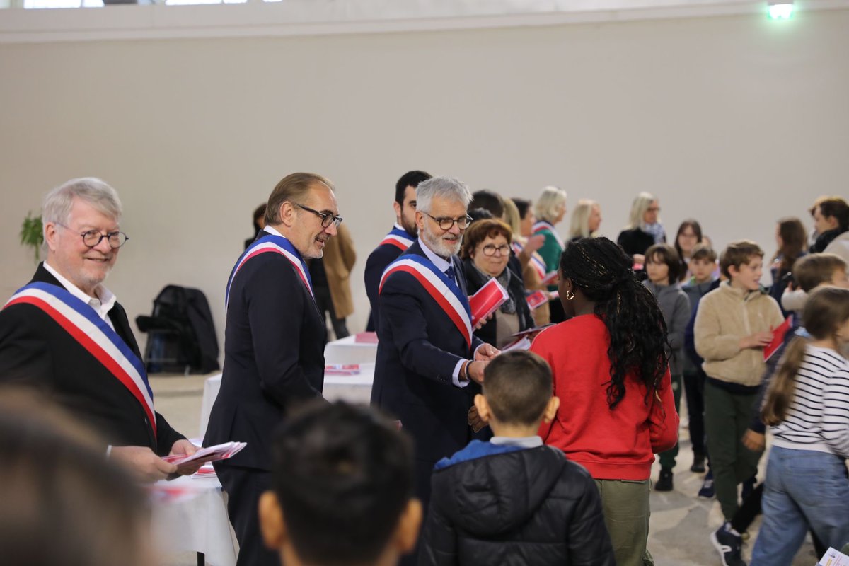 StGermainLaye's tweet photo. La Ville a eu l’honneur d’accueillir nos CM2 au Manège royal pour la remise de leur #PasseportDuCivisme.
🇫🇷 Labellisée par le de l'@education_gouv, cette initiative sensibilise nos jeunes à la #Citoyenneté.
C'est une grande première pour nos 5️⃣0️⃣0️⃣ élèves. https://t.co/1bn3IBcTNz