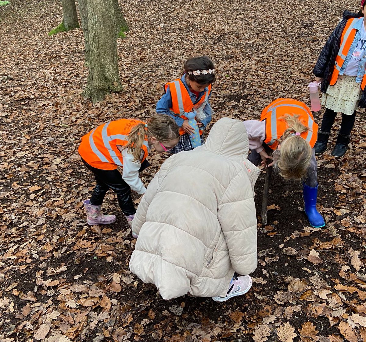 StPetersCroydon's tweet image. Year 3 visited the woods today as part of their history learning (Stone Age) and science learning (rocks). They had lots of fun building Stone Age shelters out of natural materials. #crosscurricular #outdoorlearning #fun @GreenshawTrust