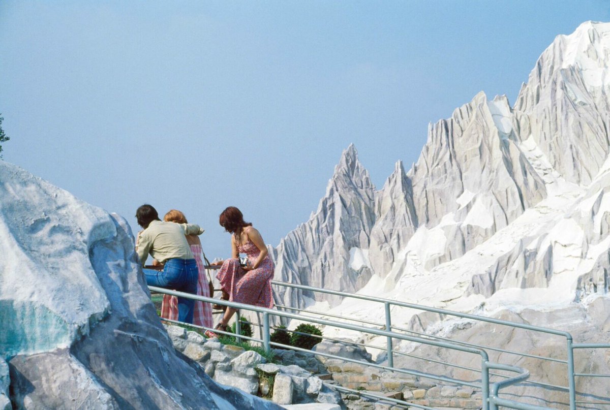 #ShowsToSee | Luigi Ghirri’s colour pictures invite viewers to scenic locations in Italy, Switzerland and beyond, reflecting on image-making and artifice in the process.

Until 16 January at MASI Lugano. Learn more: tinyurl.com/ru7v4cy7