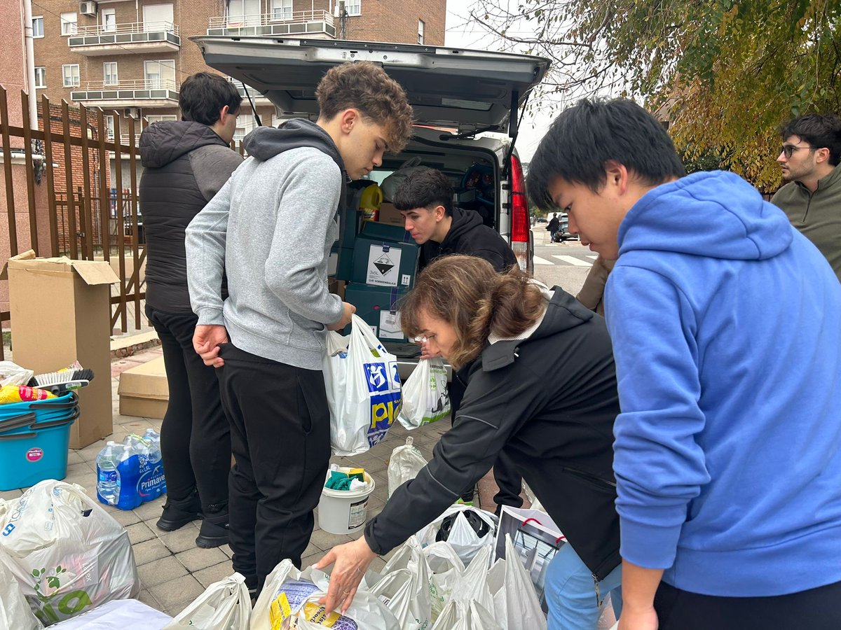 🤝 SOLIDARIDAD | Varios colegios de la Red se han movilizado esta semana para ayudar a los afectados por la DANA en Valencia. Alumnos, profesores y padres han viajado para ayudar a en los municipios dañados.
✅ <a href="/arenalescolegio/">Arenales Carabanchel</a>
✅ <a href="/Arenalestoangel/">Colegio Santo Angel Madrid</a> 
✅ <a href="/CCampolara/">Colegio Internacional Campolara. 25 AÑOS EDUCANDO.</a>