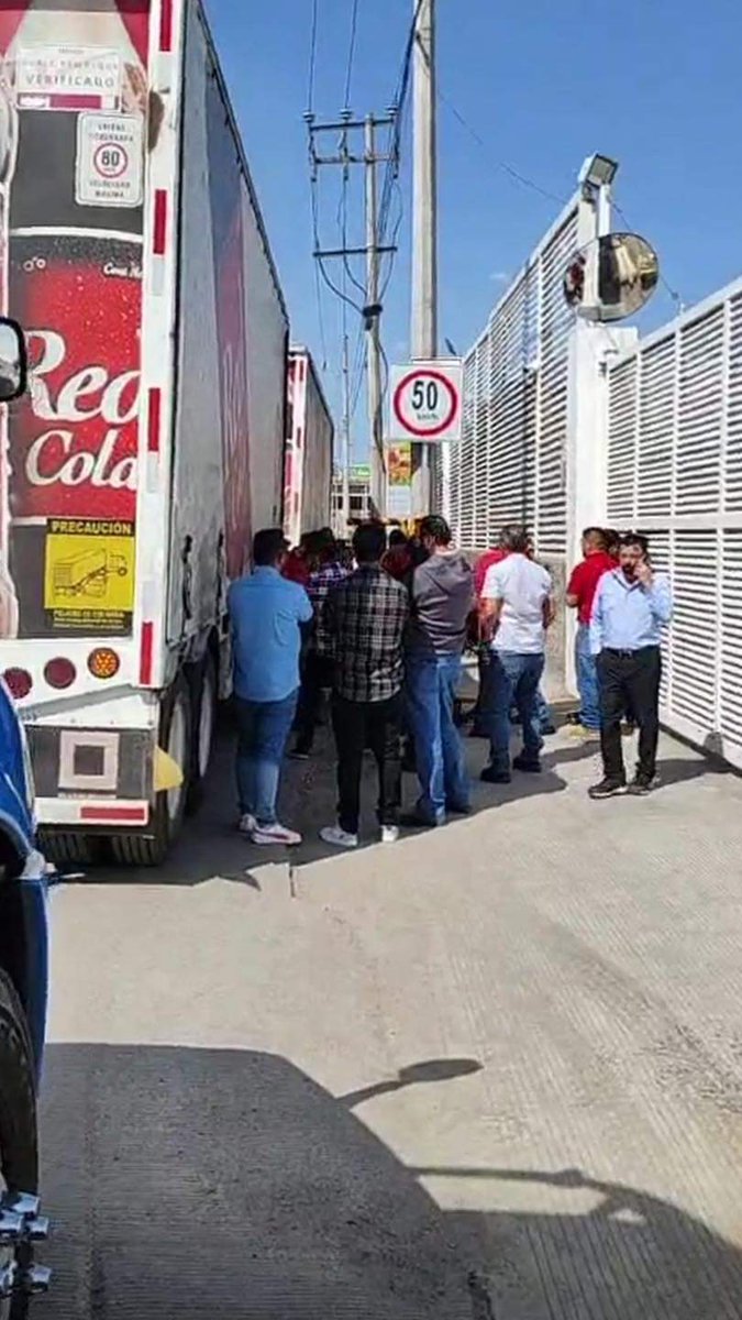 EnfasisComunica's tweet image. Usuarios reportan que trabajadores de la empresa Jarritos en #Tultitlán se manifestaron en contra de despidos que consideran injustificados y sin previo aviso. Los empleados exigen transparencia en las decisiones laborales y respeto a sus derechos.

#ProtestaLaboral #Jarritos