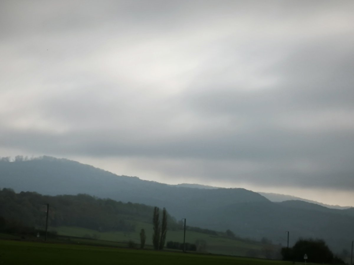 ❥      
       ॐ

Aux contreforts des coteaux
Les vallons dans la brume
Le crachat du ciel

Jour de mélancolie

Les larmes du cœur
Aux grâces en suspend
Happer un nouvel éveil
Cette tonalité dans la totalité
Se damner d'émerveillement

Un jour de mélancolie 

.. ❥
