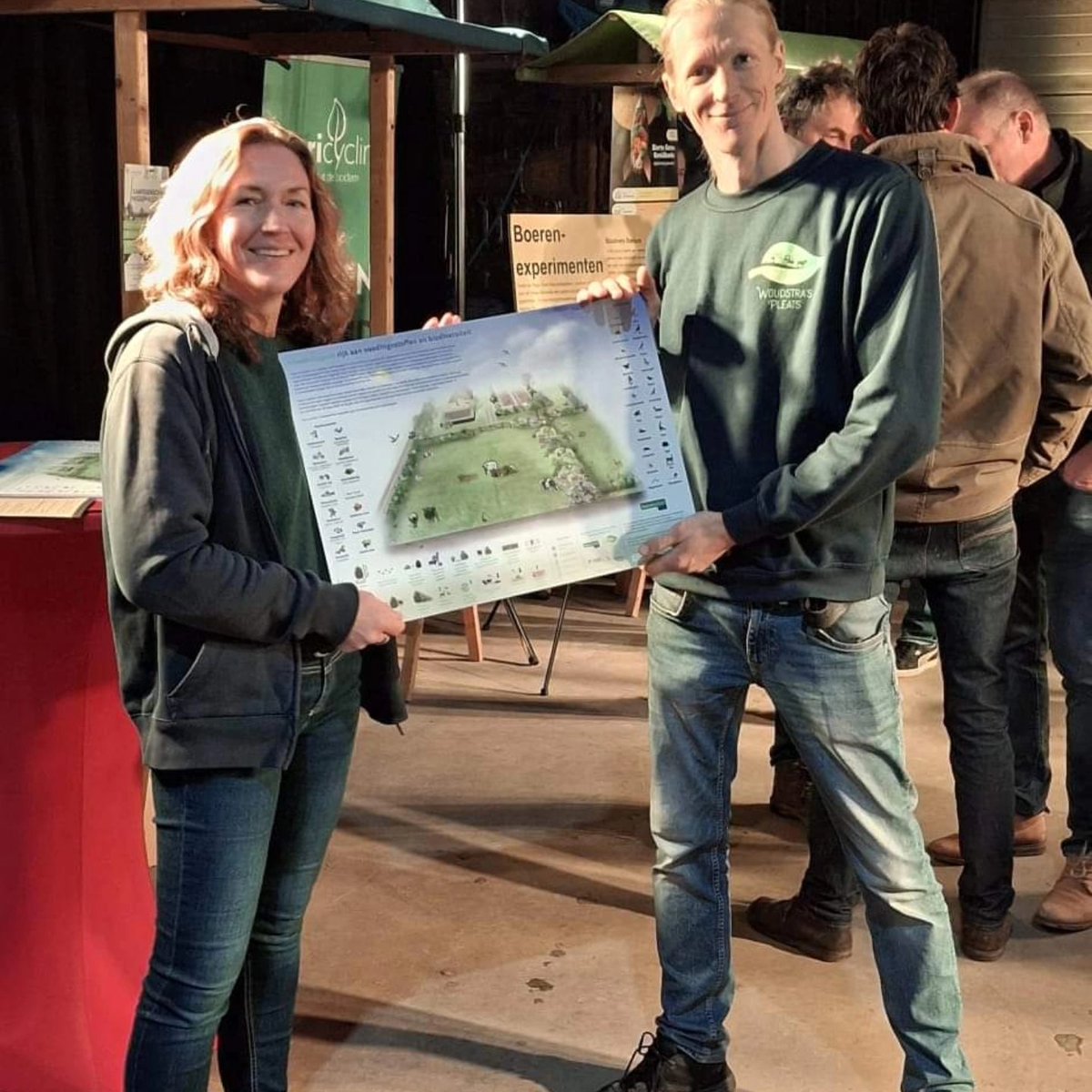BoerenNatuurFRL's tweet photo. Vandaag werd onze nieuwste poster over voederhagen uitgereikt aan melkveehouders:  Jan en Johanneke Woudstra en ook gedeputeerde Kooistra ontving 1 van de 1e exemplaren. Bestellen kan via onze site of kom zondag naar het NK Heggenvlechten in #Menaam bij @woudstraspleats https://t.co/vSkyd3nEI4