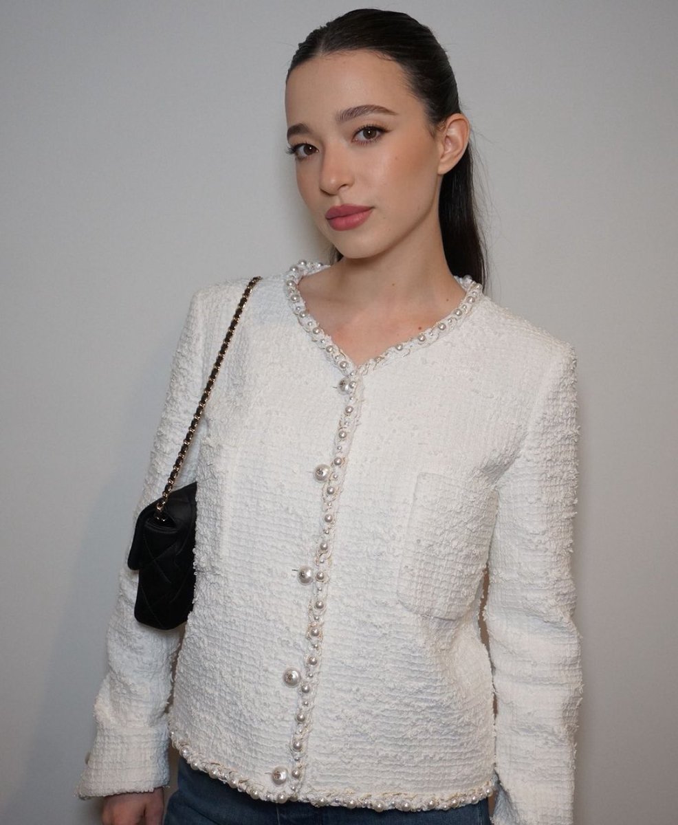 mikeymupdates's tweet photo. Mikey Madison wearing Chanel. https://t.co/cK2eSjsrua