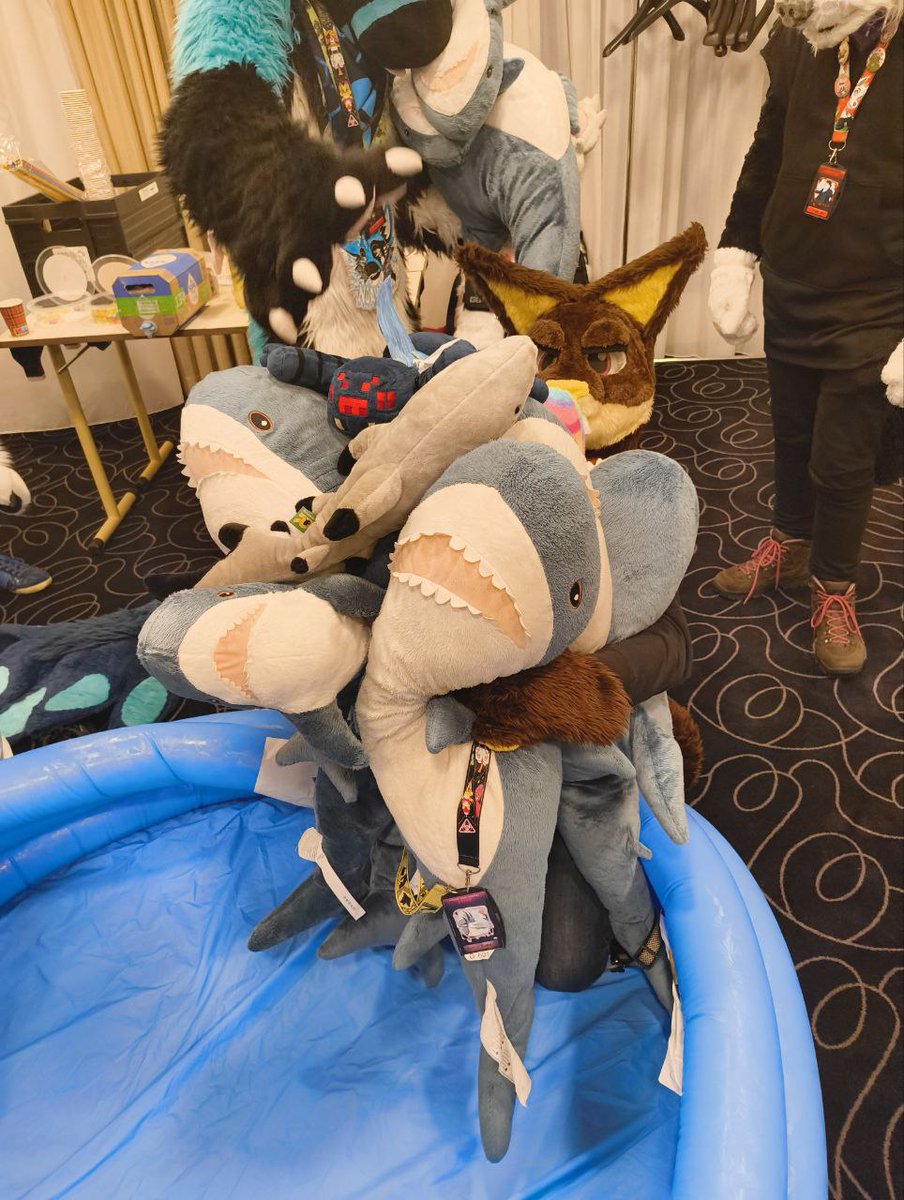Vakama75G's tweet photo. I stole all the Blahaj for this #FursuitFriday
🦈🦈🦈🦈🦈🦈
Pictures from Rune taken at the Blahaj panel #fluufff today
Was my last day at the con too
Thank you all I've seen https://t.co/xOYU3MDTM1