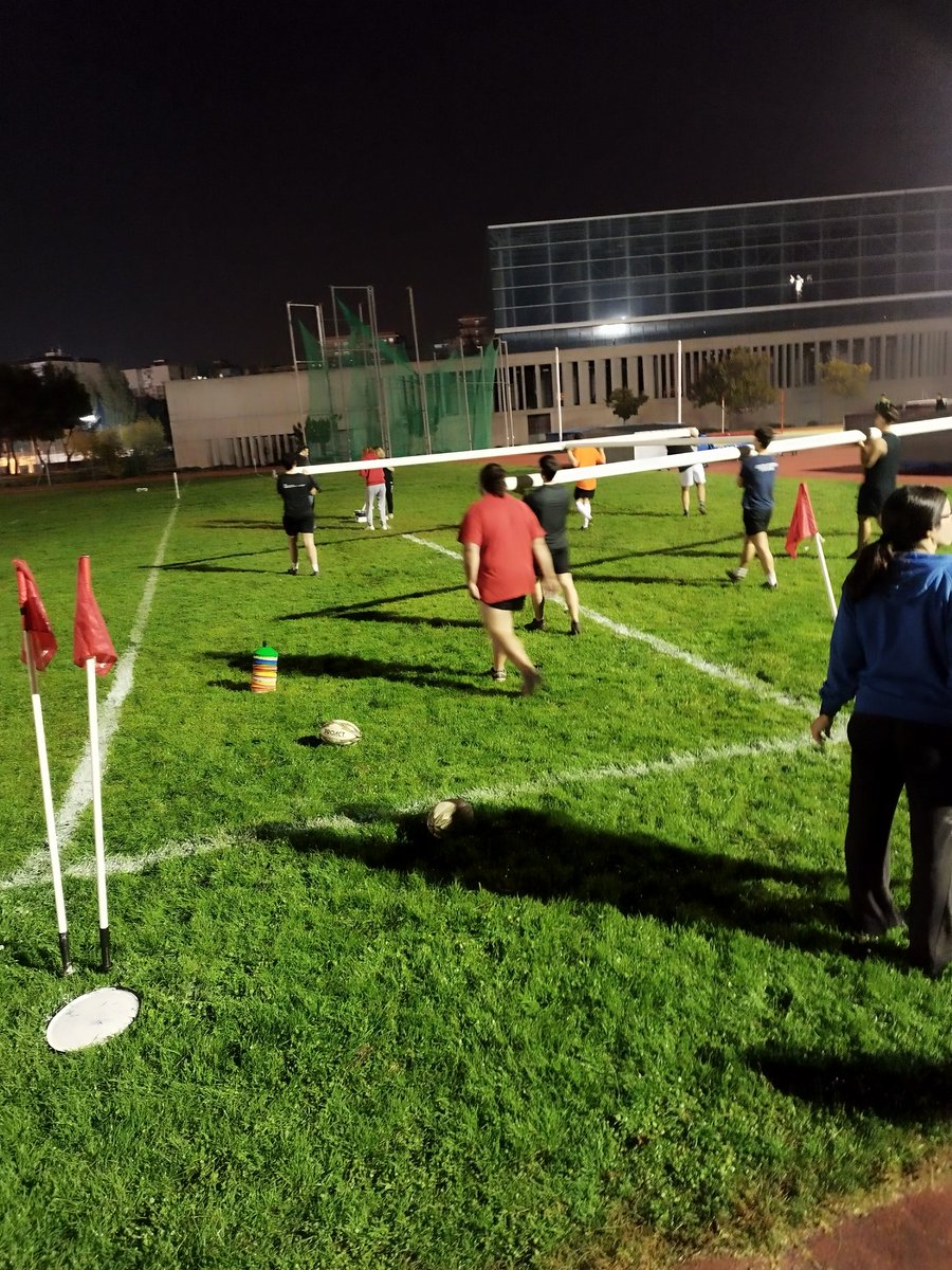 AnaFrontaura's tweet photo. @AytoMostoles @deportesmost @mbautista_pp al ser una instalación municipal no deberían ser trabajadores del Ayto quienes pintarán las lineas del campo y pusiesen los palos de rugby en el polideportivo Andrés Torrejón? Si hubiera algún accidente, ¿quién sería responsable? https://t.co/dsJXEby53W