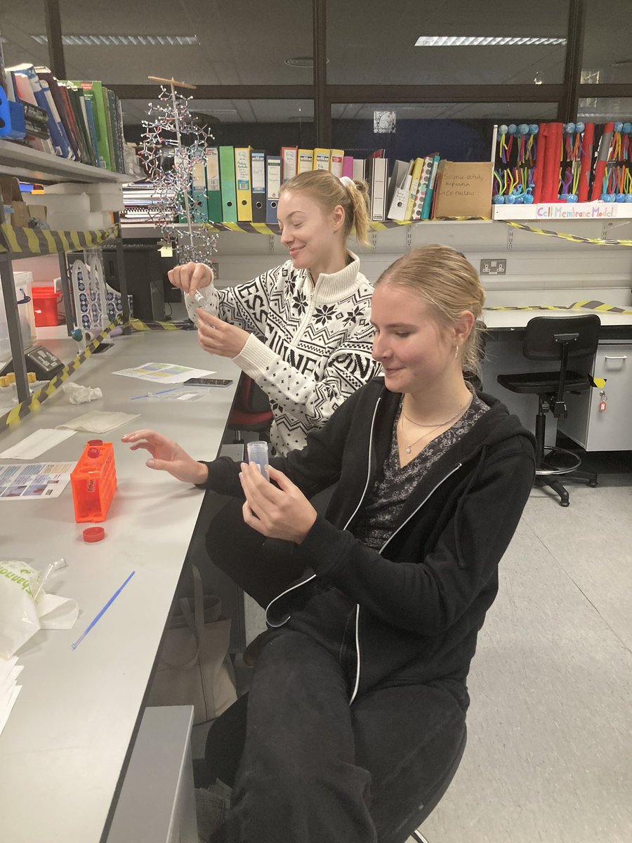 Cellexplorers's tweet photo. We have been training 30+ volunteers at #FantasticDNA in preparation of @galwayscience & @ScienceWeek. We are ready for hands on science workshops, starting this Sunday at the @uniofgalway ! #awesomevolunteers #cellexplorers #scienceweek2024 https://t.co/vUnzo7XS9m