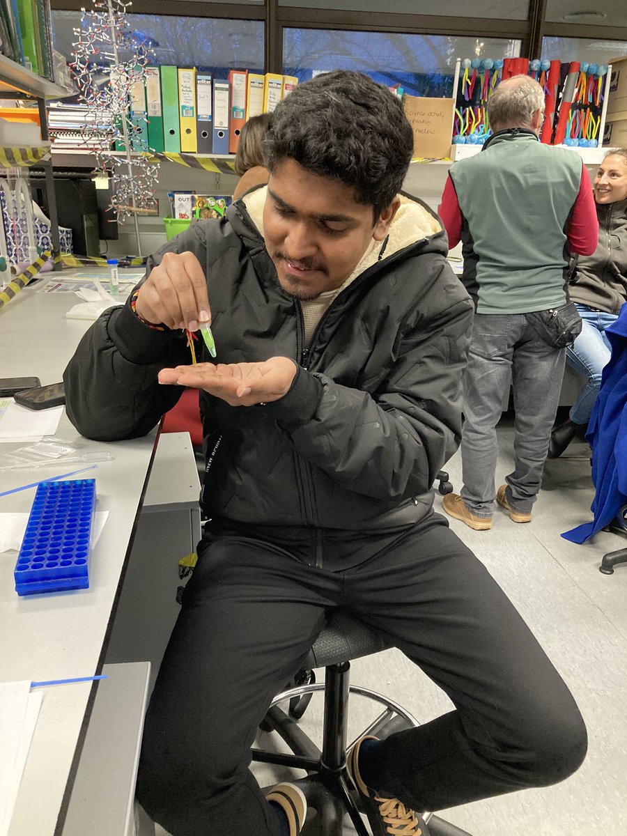 Cellexplorers's tweet photo. We have been training 30+ volunteers at #FantasticDNA in preparation of @galwayscience & @ScienceWeek. We are ready for hands on science workshops, starting this Sunday at the @uniofgalway ! #awesomevolunteers #cellexplorers #scienceweek2024 https://t.co/vUnzo7XS9m
