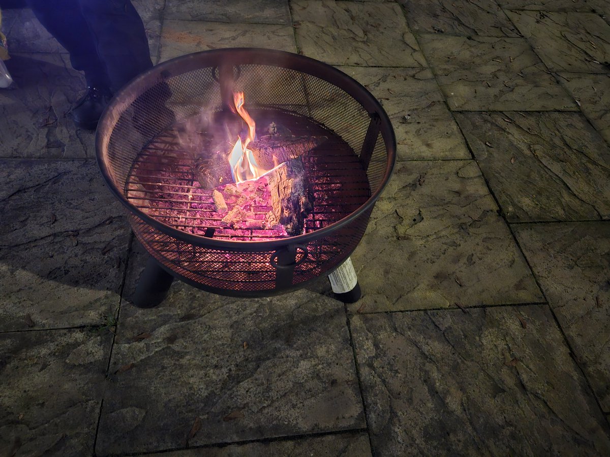 alirohat's tweet photo. Was worth the trip down to visit our  @scouts beavers and cubs tonight  - fire and toasted marshmallows  -  bit of a debate on why I like to fully set fire to mine ..🔥🔥
 #groupscoutleader  #gooey #burntsugar #iscout https://t.co/6WWVJhAKg5