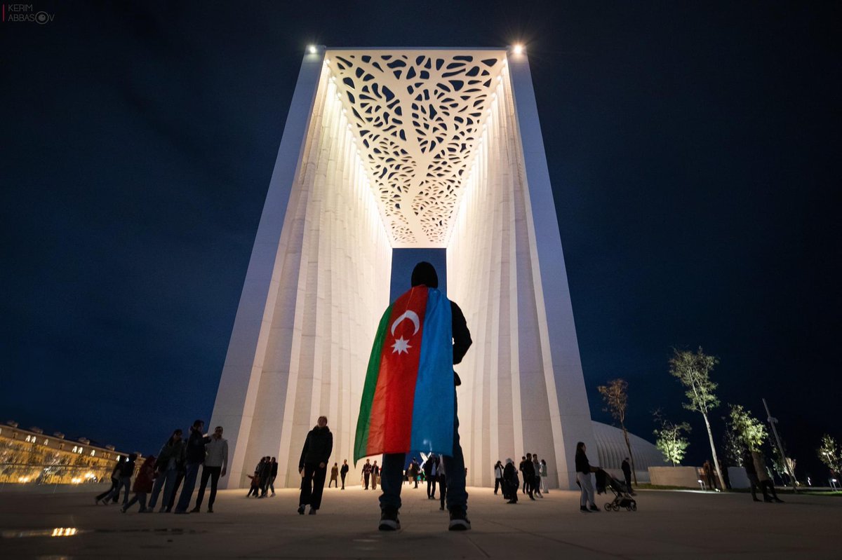 AybanizIsm's tweet photo. #VictoryDay celebrations in Baku 🎆🇦🇿 #ZəfərGünü #Azerbaijan #GloryDay https://t.co/ptYeqGJJk8