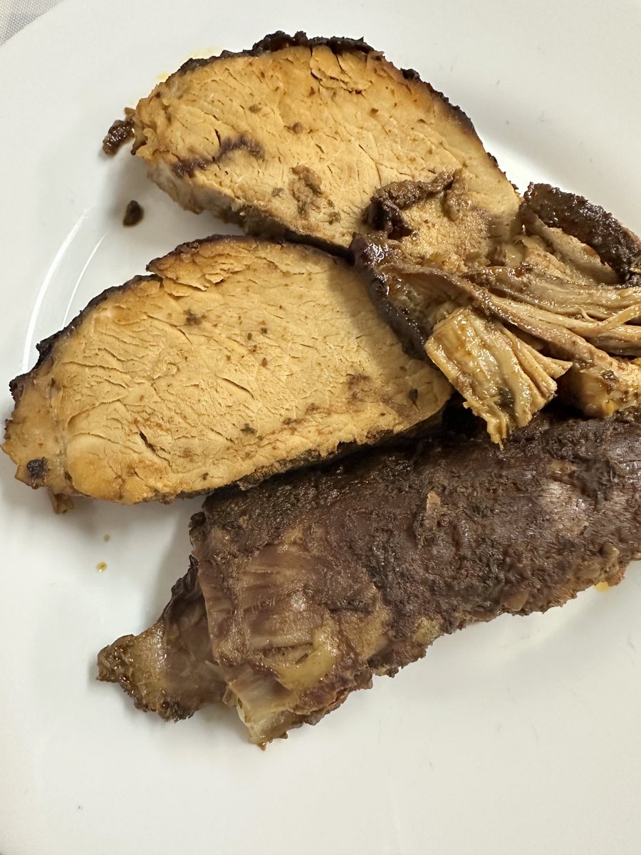 Wiesci_z_Zenzy's tweet photo. #CudaZkambuza
#nastatku
#shipscooking
#dinneratsea
Jeśli podobało wam się moje dzisiejsze śniadanie w wykonaniu kucharza z Ghany, na pewno polubicie też kolację.
Słony w chuj schab… w sumie nie wiem, jak zrobiony… do tego brak warzyw, bo skończyły się jakiś tydzień temu. https://t.co/6rMiwZ4UWo