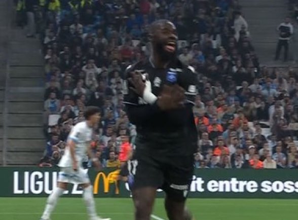 La_Melooow's tweet photo. L’OM qui perd 3-0 à la mi temps + célébration clim habituel dans leur stade de merde 😂😂😂

Quoi de mieux pour bien démarrer le week end 🤩🤩 #OMAJA https://t.co/sH8hBu33cS