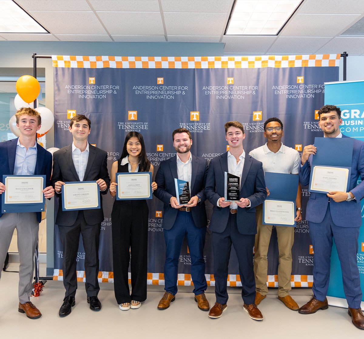 Drumroll...🥁 Please join us in congratulating our Fall 2024 Graves Business Plan Competition Winners!
haslam.utk.edu/news/21000-awa…

Thank you to everyone who participated! We were blown away by the array of businesses and the caliber of everyone’s pitch.