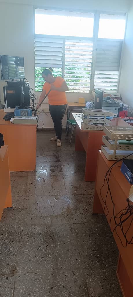 JoseAPerezP's tweet photo. Se trabaja intensamente en la recuperación de los centros laborales de #Artemisa con el apoyo de los sindicatos y de las direcciones nacionales aquí en el frente de combate. Un ejemplo La Empresa #DIVEP muy afectada por el impacto del #HuracanRafael. #FuerzaCuba https://t.co/tQ1zJyJwts
