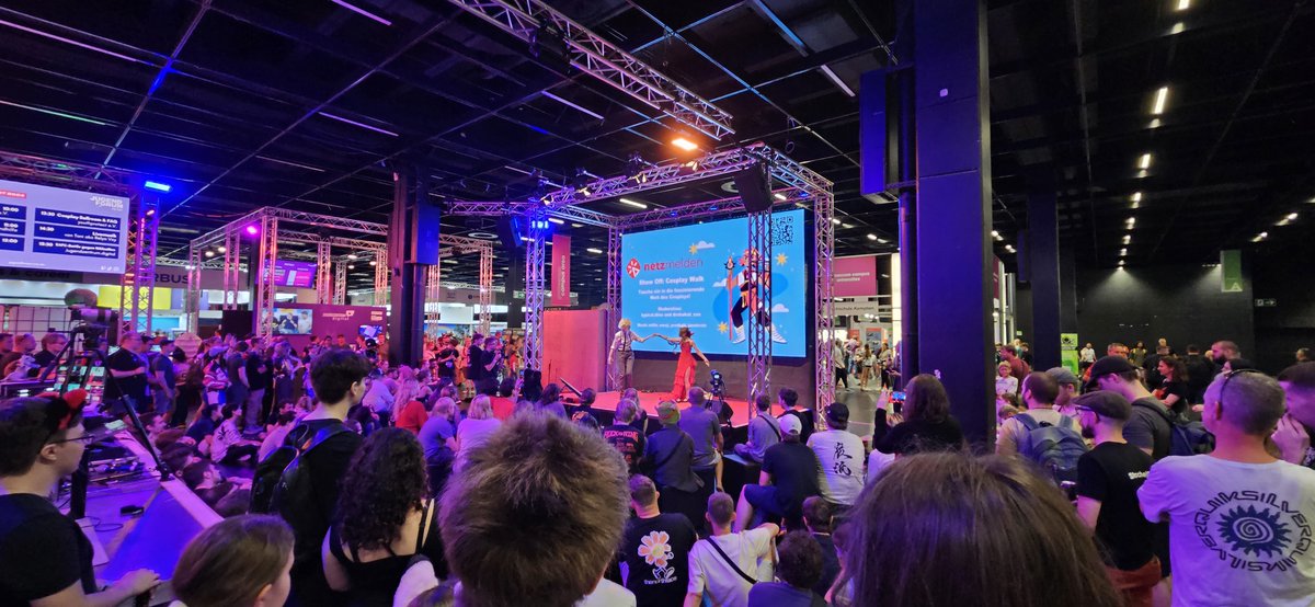 netzmelden's tweet photo. Auf der diesjährigen @gamescom durften wir ein vielfältiges Programm anbieten und unseren ersten Networking Brunch ausrichten ✨

Neben einem Workshop zu #HassimNetz haben wir auf der Bühne einen Cosplay Walk durchgeführt, bei dem sich Cosplayer mit ihren vielfältigen Kostümen vor einem großen Publikum präsentieren konnten 🎭

Bei unserem Networking Brunch kamen Nutzer, Moderatoren und Community Manager zusammen, um sich über Online-Moderation auszutauschen und Kontakte zu knüpfen 🤝 Gefördert wurde dies vom @MAGS_NRW.

Vielen Dank an alle, die dabei waren. Wir freuen uns schon auf die nächste #gamescom!😊