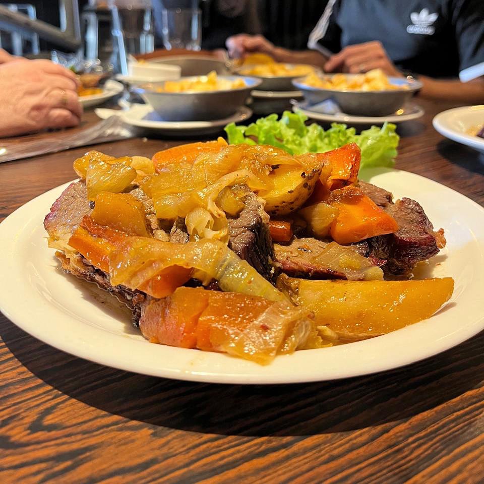 DonBoedo's tweet photo. Carne al horno con papas y verduras asadas 🙌😋 un plato irresistible en Don Boedo. Vení a disfrutar de los sabores caseros que definen a nuestra cocina y a vivir una experiencia gastronómica única.
#DonBoedo #PizzeríaDeBarrio #Boedo
#BuenosAires #ComidaCasera #pizzeriadebarrio https://t.co/CpV9V7raxf