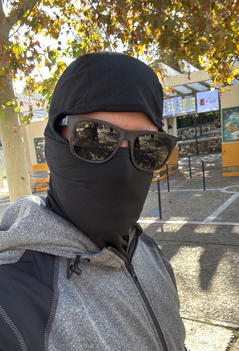 POV: le dices a tu amiga que se vista casual para no llamar la atención 

Mi amiga: