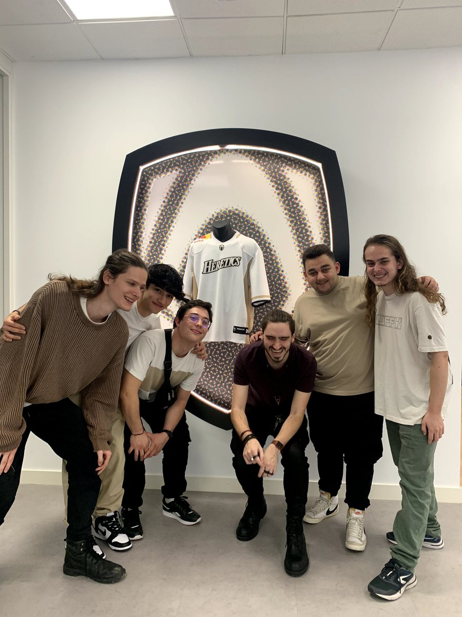 Ayer, miembros de LAG y representando a <a href="/eSportsUCM/">eSportsUCM</a>  conocimos las oficinas de <a href="/TeamHeretics/">Team Heretics</a> !!!!

Gran experiencia, también vimos el escenario de <a href="/Club113/">Club 113 📬</a> . Increíble trabajo el que hay detrás de un equipo grande de eSports.

Muchas gracias y mucha suerte en las competiciones!