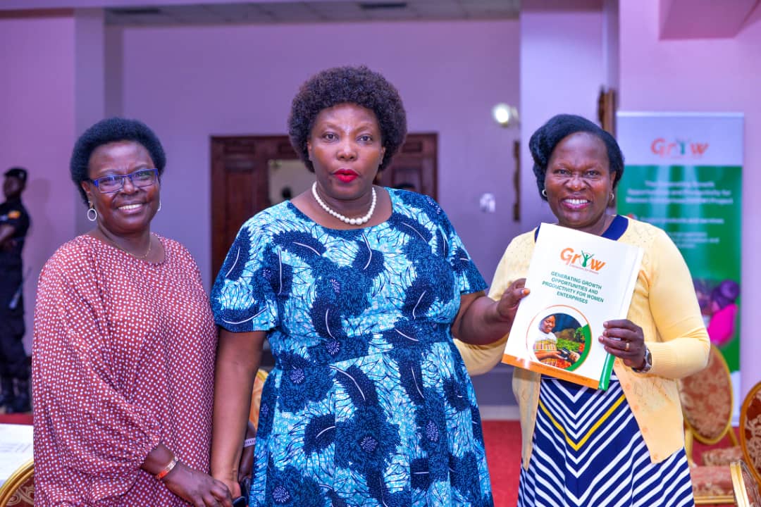 UgGrowproject's tweet photo. The discussions spanned from ensuring that the GROW Toll-Free line – 0800307777 is effective @HonOpendi to having parish-level community barazas @DrAyumeCharles &amp; translation of information material into all languages in #ugandaat62. It was an honour to have you @ParliamentUG https://t.co/hhQKdpVXLT