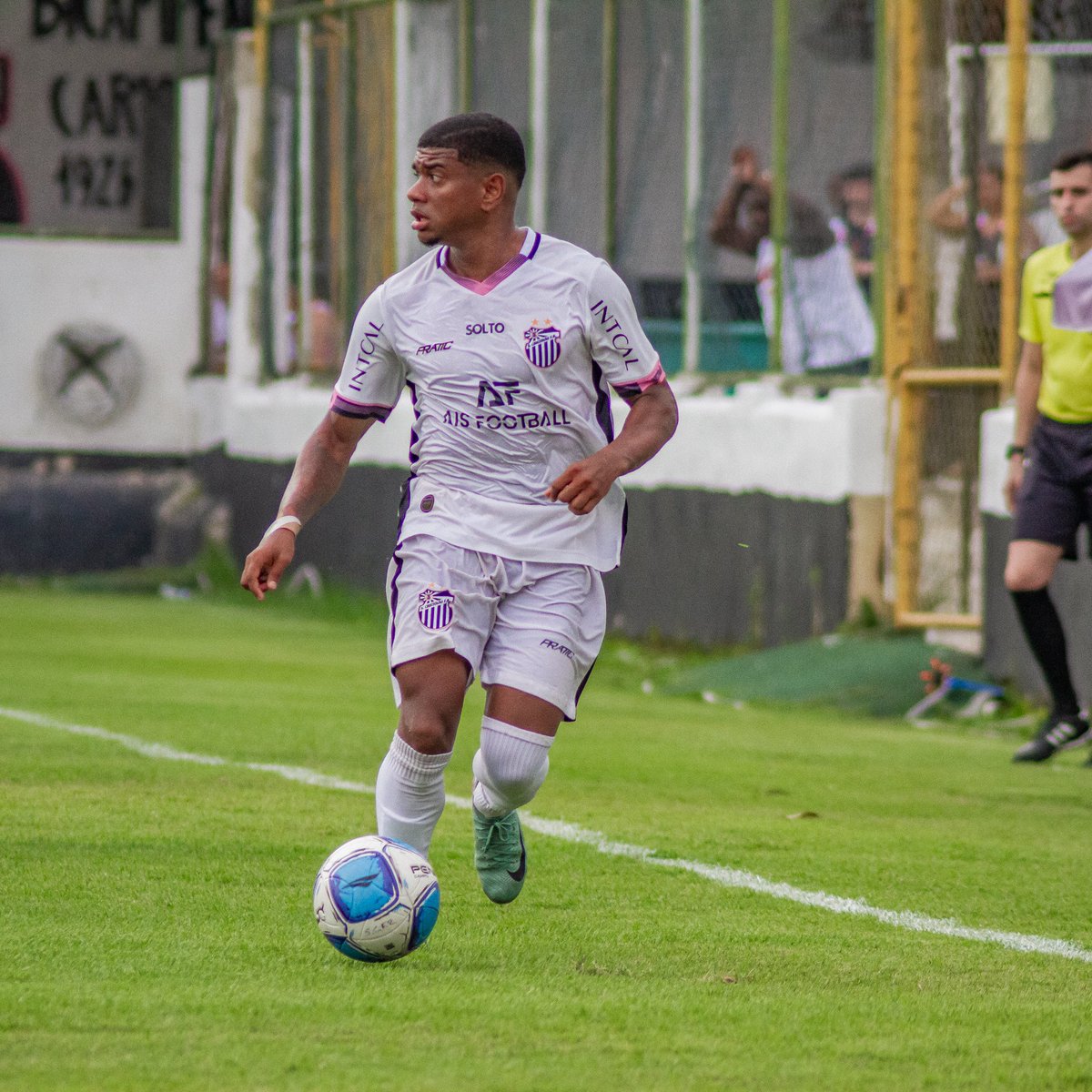 “No coração carrego minha mãe, e nos meus pés o futuro dela”⚡️🦁🤴🏾