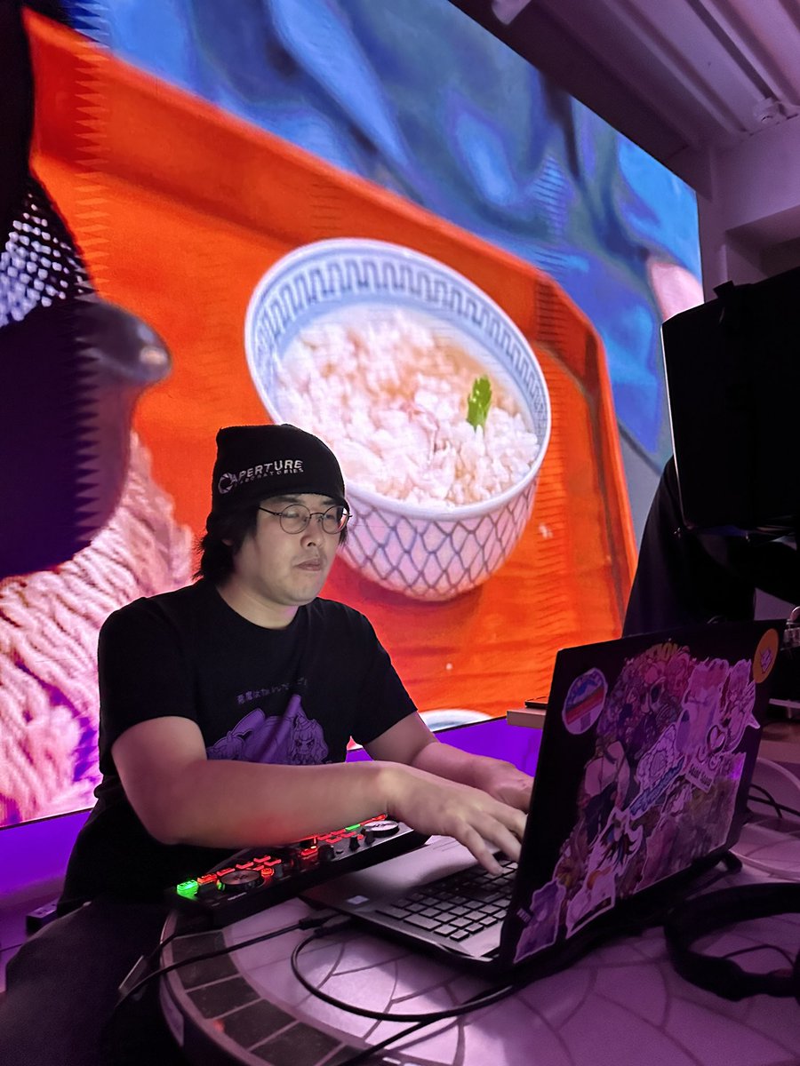 wizard02's tweet photo. 飯テロVJと化したアニメくん
#anitech https://t.co/804q82QeAy
