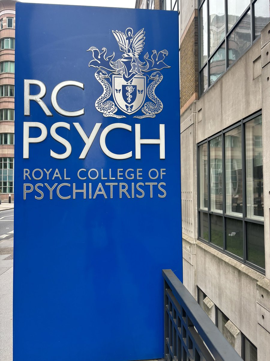 drjulespsych's tweet photo. Another wonderful few days in London #CollegeLife #RunningLife #RCPsychAwards #RedFaces @rcpsychNI @rcpsych @DavidMongan3 https://t.co/lrcAjW1AfM
