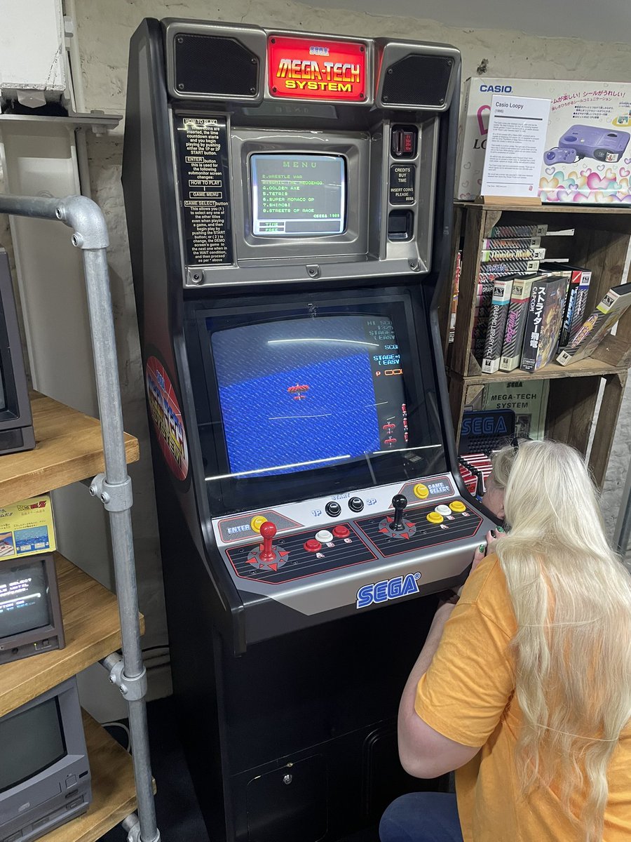 The #Sega Mega-Tech is back in service this weekend after the top monitor had a wobble. Holly to the rescue.