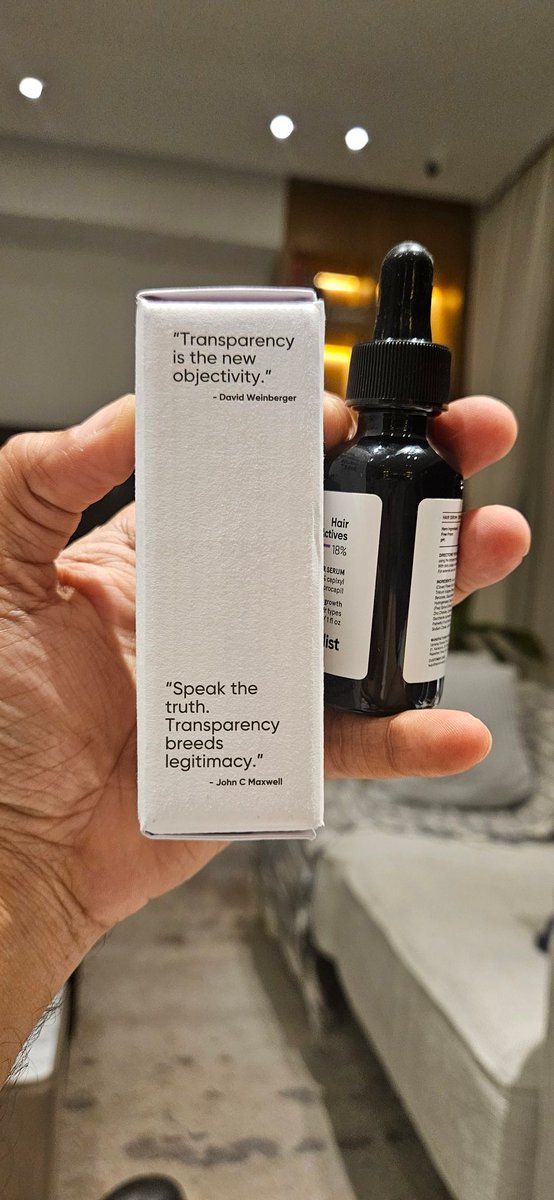 ShortcutSam's tweet photo. Talking about transparency, cant even find out how much of the bottle is full.

Blindfully Dark!

#minimalist #HairSerum #Hypocracy #Ironical #Nykaa #cosmetics https://t.co/8fBeoOyX2j