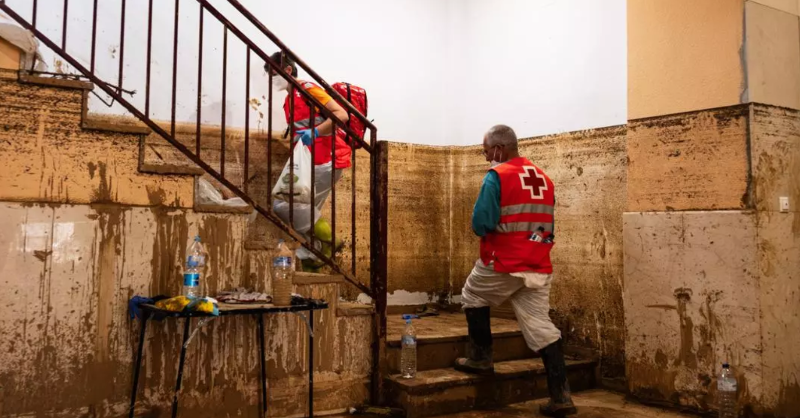 CruzRojaEsp's tweet photo. Desde el pasado miércoles, hemos desplegado a más de 3.000 personas para ayudar a las víctimas de la DANA. Personal de psicología, trabajo social y personas voluntarias brindan apoyo, alimentos y medicamentos en los hogares afectados.

🗞️ @elDiarioes
✏️ @polpareja