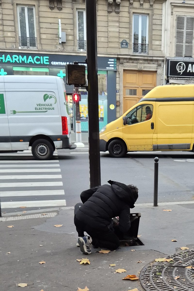 geometre18's tweet photo. Entre les dessus d'arrêts de bus et les plaques, les «Marlboro Bled» jouent à cache-cache
#sauvette #paris18
#maxdormoy
@prefpolice
@PoliceMun @PoliceNationale
Depuis le temps pourquoi est-ce encore d'actualité messieurs
@nicolas_nordman @KevinHavet, vous avez baissé les bras? https://t.co/L3ovUmXijx