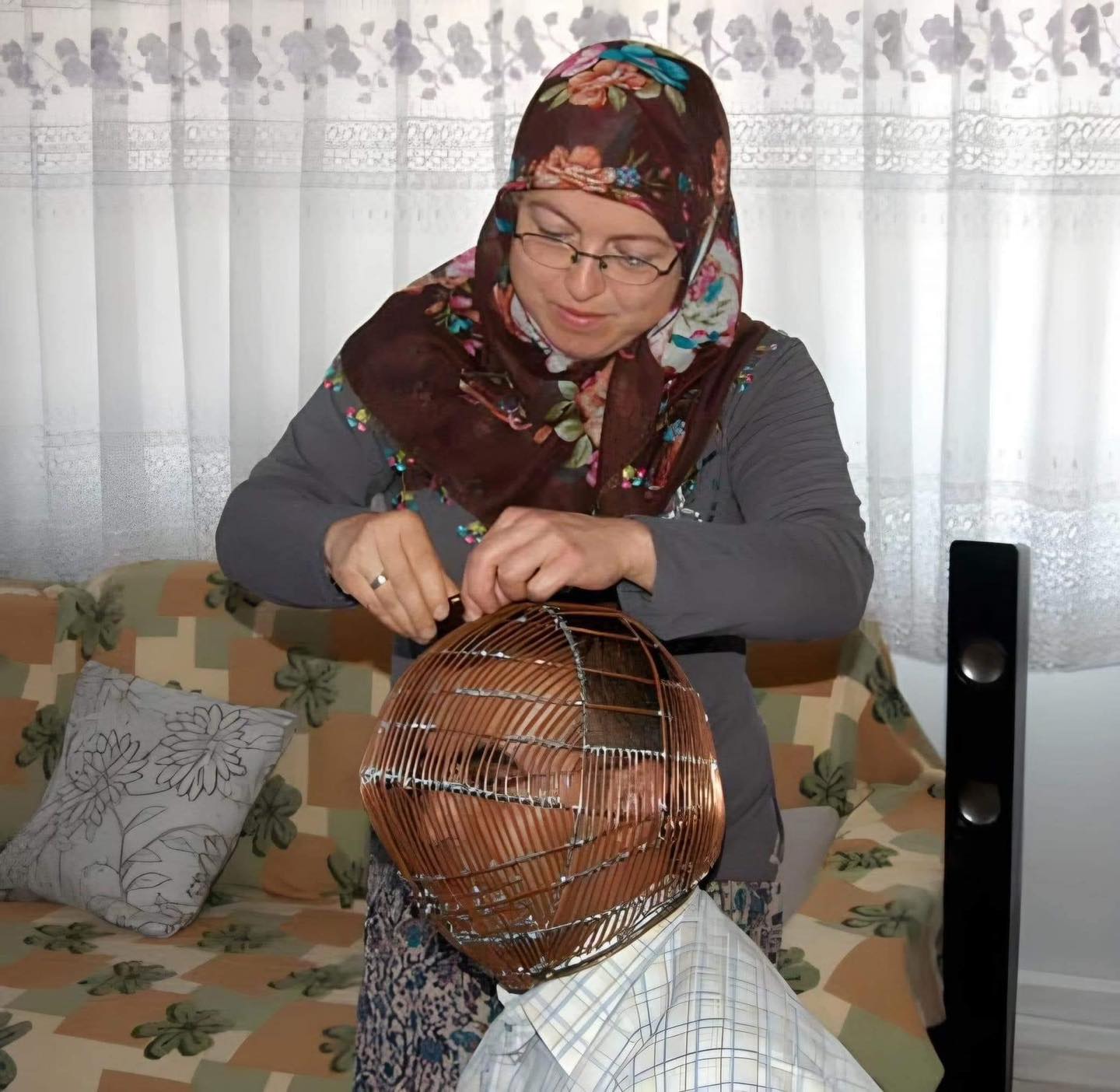 KSA Expats on X: "In 2013, Turkish man Ibrahim Yücel wore a cage on his head to quit smoking. Only his wife holds the key, unlocking it for meals. This extreme measure
