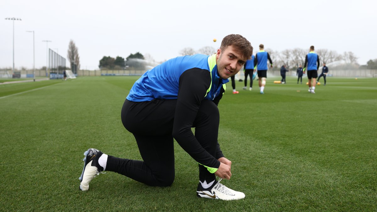 Pervis and Jack in boots for <a href="/CharityShopGC/">The Charity Shop Gift Card</a> and <a href="/BHAFCFoundation/">Brighton & Hove Albion Foundation</a>. 💙🤍
