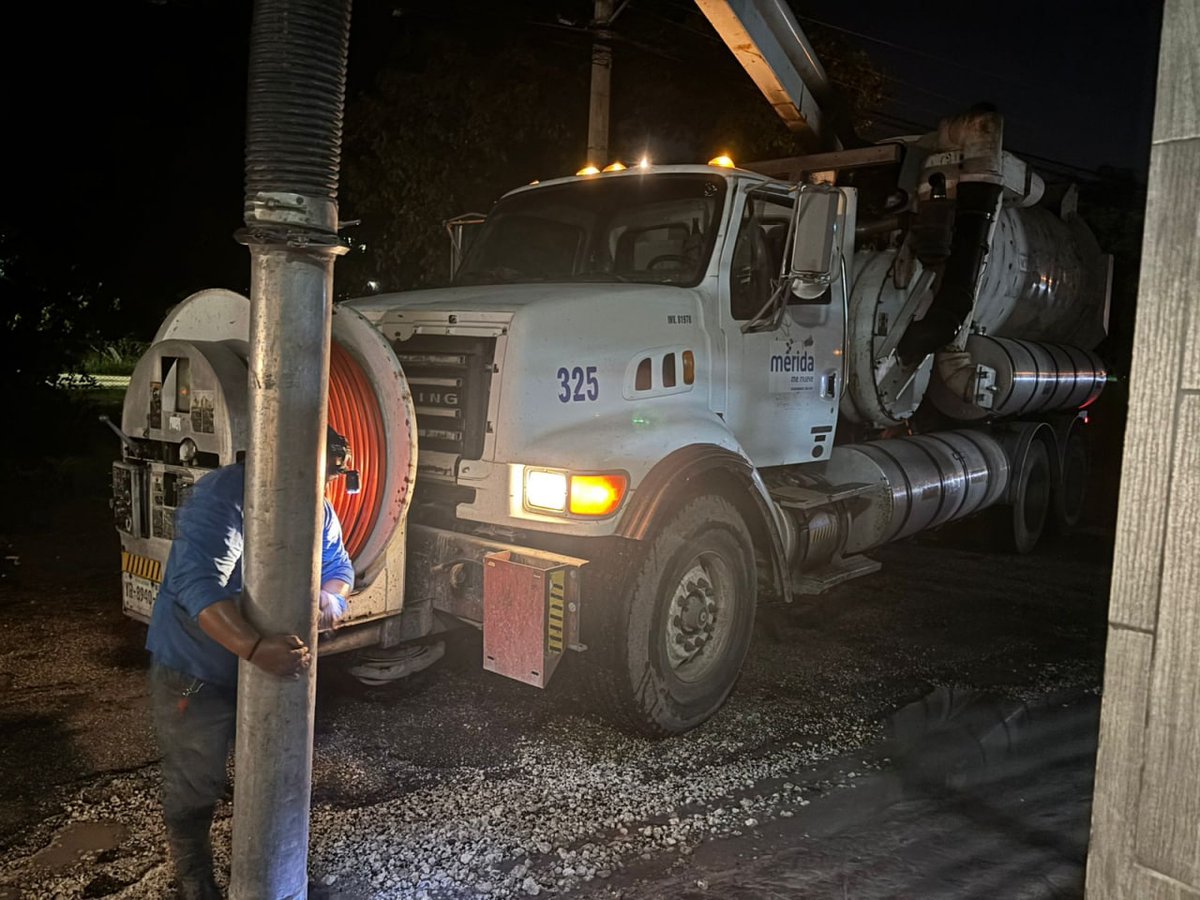 ¡Toma tus precauciones! 

Nuestras cuadrillas 🦺👷🏻‍♂️ están atendiendo tus reportes 24x7 para que el drenaje funcione correctamente en días de lluvia. 🌧️ 

#MéridaContigoEsMejor <a href="/CeciliaPatronL/">Cecilia Patrón Laviada</a> <a href="/AyuntaMerida/">Ayuntamiento Mérida</a>