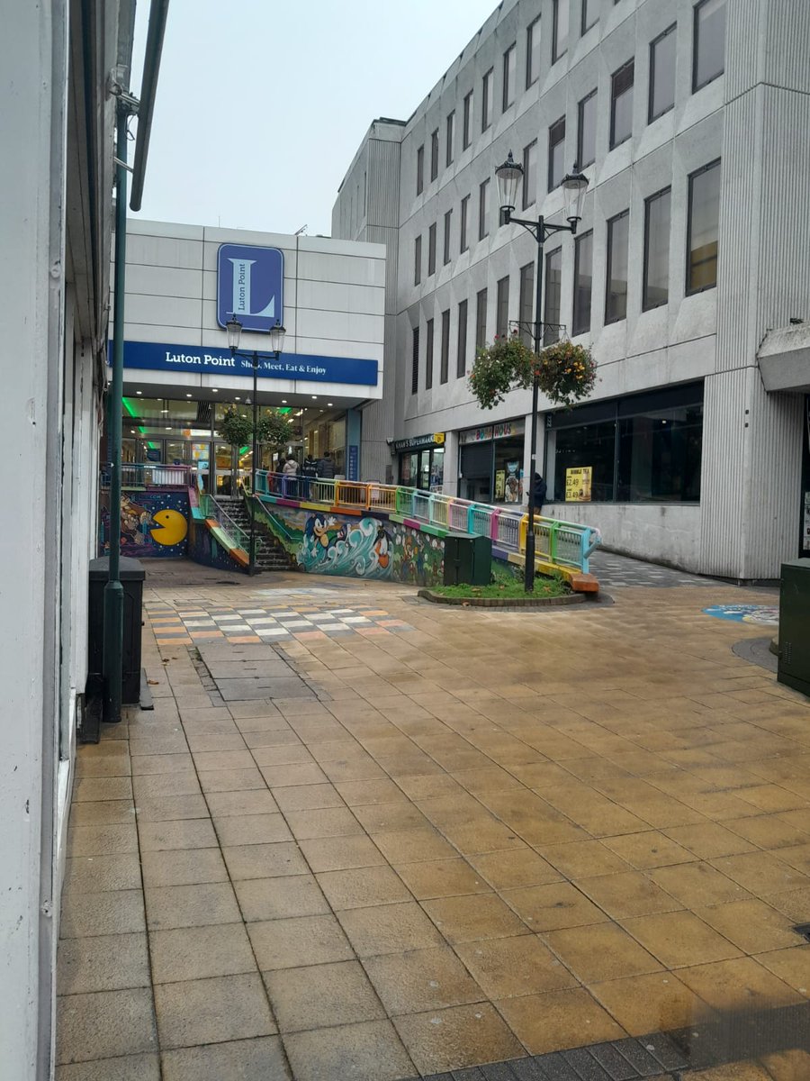 lutoncouncil's tweet photo. Our street cleansing team were out and about today sprucing up our town centre #FridayCleanUp🚯🧹

They also cleaned Leagrave High Street and Lime Avenue footpath👏 https://t.co/ppKjQ1cOjT