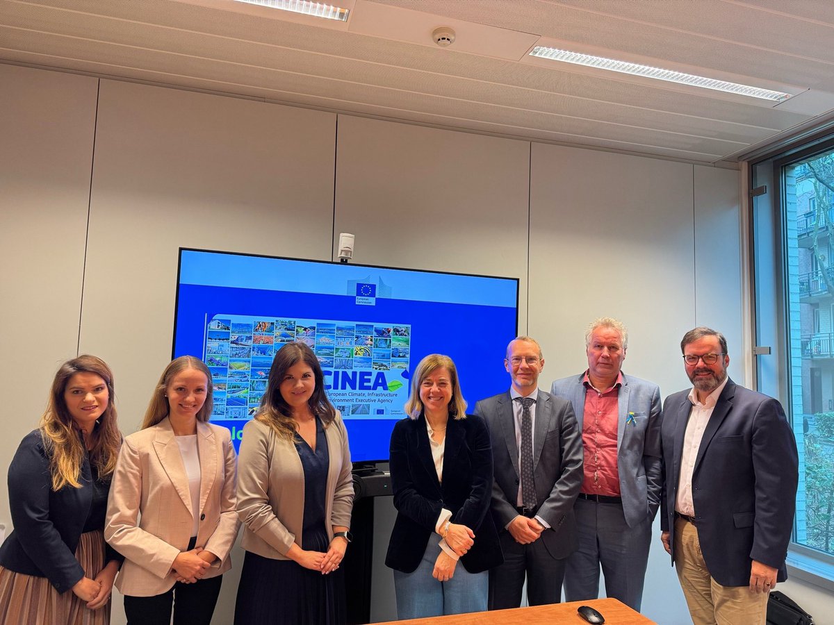 🇪🇺 We had a great meeting with <a href="/PalomaAbaEU/">Paloma Aba-Garrote</a> director of <a href="/cinea_eu/">CINEA 🇪🇺</a> on direct #EUfunds managed by them and also about <a href="/LIFEprogramme/">LIFE Programme</a> capacity building project that’s managed by our advisory. Our managing director <a href="/bern_petri/">Petri Bernadett</a> also presented our office &amp; the work we do in #Hungary🇭🇺