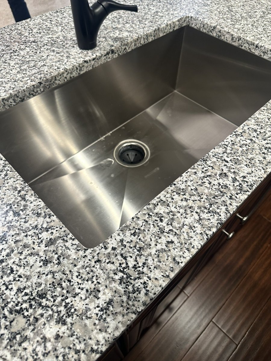 FrieNDA_2's tweet photo. Why the fuck my sink got broken normals https://t.co/JaqtEWjg9u