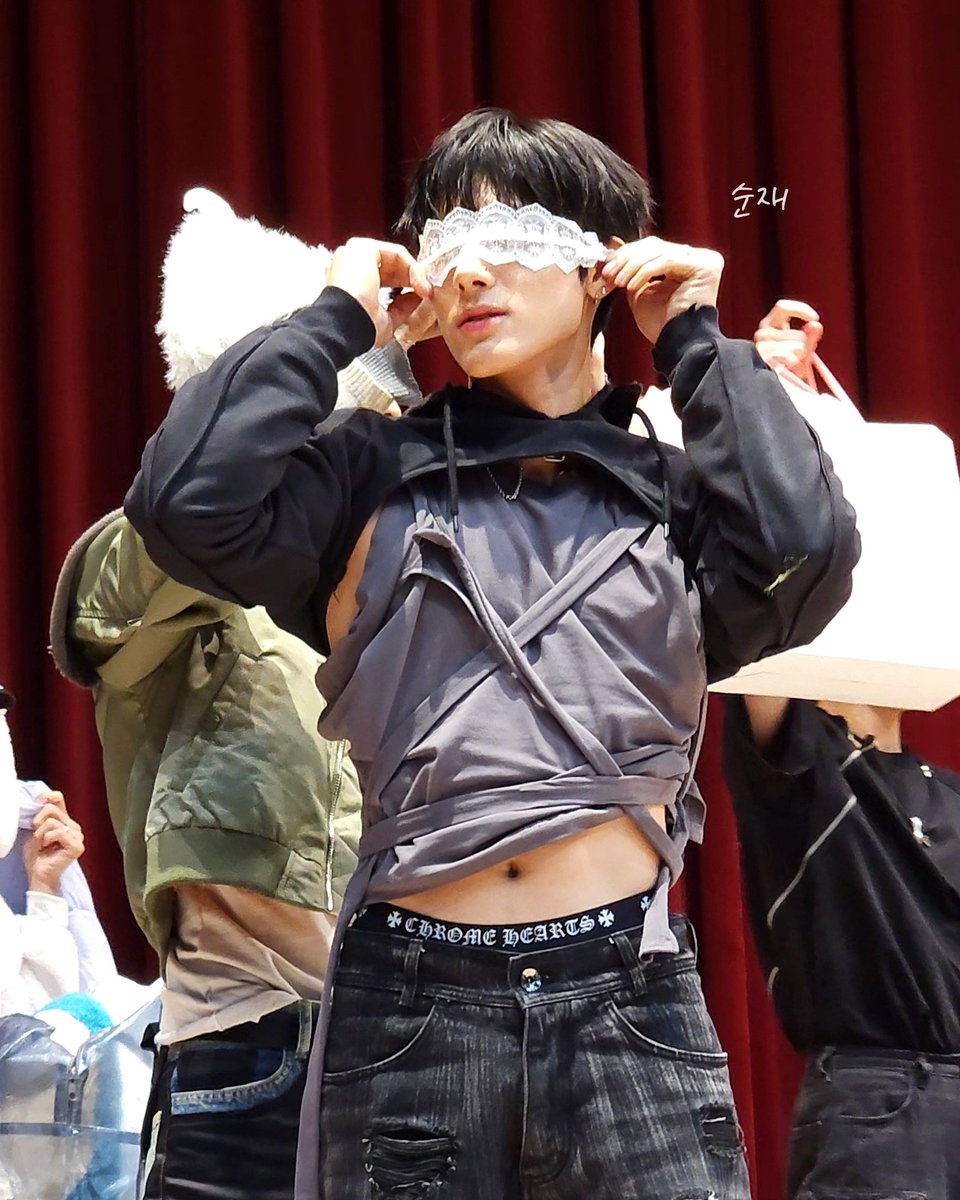 241108 미니레코드 대면

이때 팬들이 와아.. 했던거같아🥹

#더보이즈 #에릭 #손영재 #THEBOYZ #ERIC