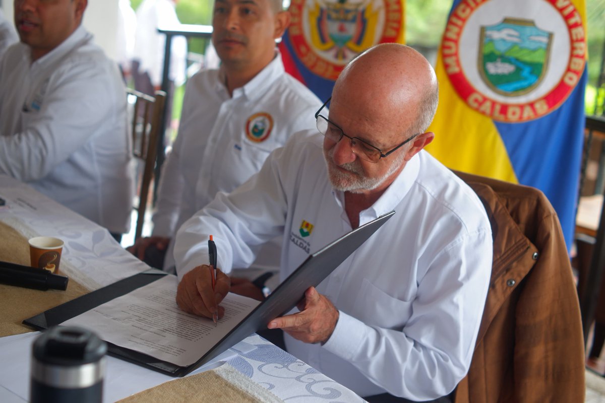 GoberCaldas's tweet photo. Con el liderazgo de @gobiernocaldas1 se desarrolla en el municipio de #Viterbo un Consejo de Seguridad Regional. Autoridades, fuerza pública y otras entidades de #Caldas, #Risaralda, #Quindío, #Tolima y #Antioquia abordan desafíos comunes en materia de seguridad y orden público. https://t.co/kpO0iUmo9N