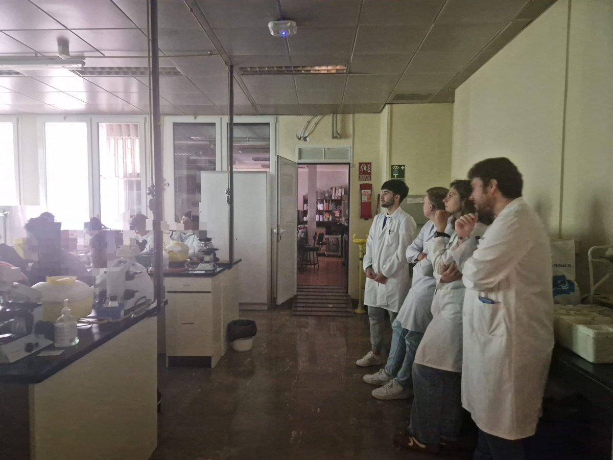 MyxoUGR's tweet photo. Seguimos con la Semana de la Ciencia 2024! Hoy nos han visitado los alumnos del IES Virgen de las Nieves! https://t.co/XhDeqH9Nar