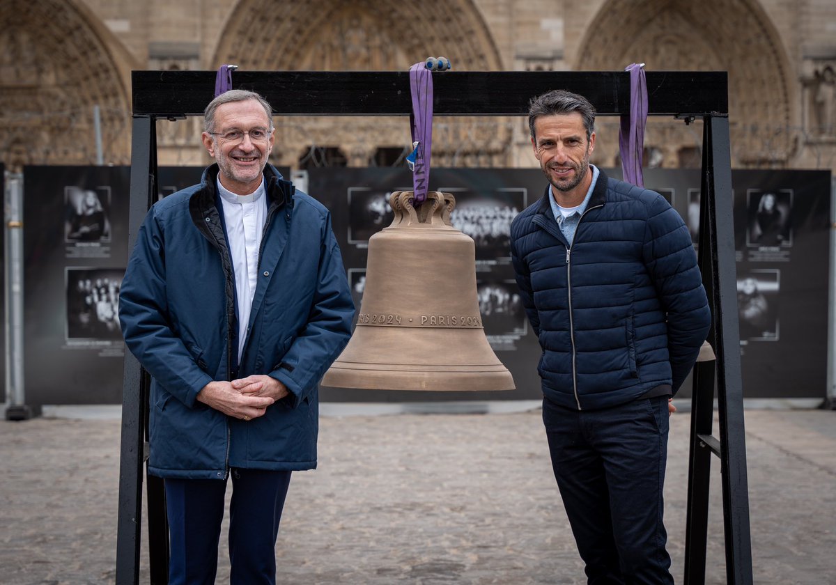 Cathédrale Notre-Dame de Paris (@notredameparis) on Twitter photo Hier, <a href="/TonyEstanguet/">Tony Estanguet - OLY</a> a remis au nom de <a href="/Paris2024/">Paris 2024</a> la cloche des Jeux Olympiques et Paralympiques à Monseigneur Ribadeau Dumas, recteur de la cathédrale.
Un moment symbolique autour des valeurs communes aux JOP et à Notre-Dame : Respect, Amitié, Fraternité, Paix, Joie. Hier, <a href="/TonyEstanguet/">Tony Estanguet - OLY</a> a remis au nom de <a href="/Paris2024/">Paris 2024</a> la cloche des Jeux Olympiques et Paralympiques à Monseigneur Ribadeau Dumas, recteur de la cathédrale.
Un moment symbolique autour des valeurs communes aux JOP et à Notre-Dame : Respect, Amitié, Fraternité, Paix, Joie.