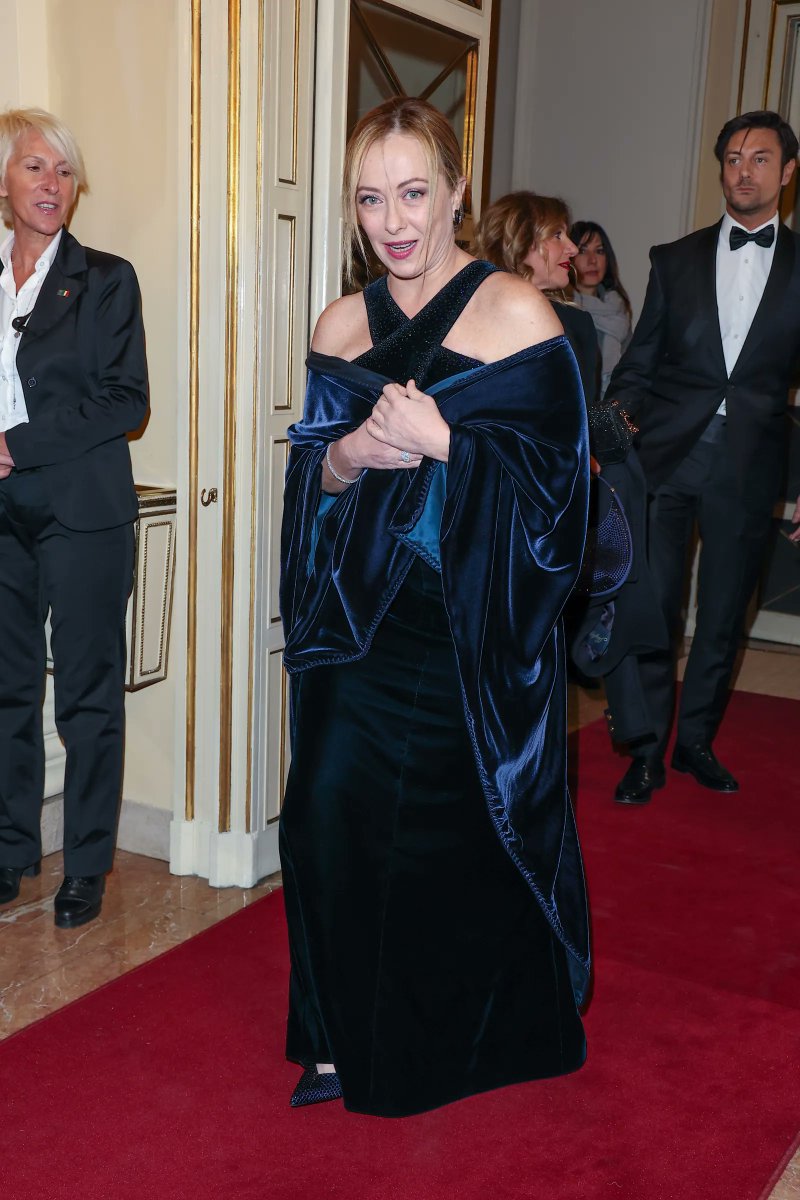 karlitos_x's tweet photo. #Meloni si è comparata una villa di 18 vani del valore di oltre un milione di euro, trascorre le vacanze in resort di lusso, veste abitualmente Armani e poi parla di "sinistra al caviale". Povera donna, magari potremmo aprire una raccolta fondi per farla campare meglio. https://t.co/Y9IQpkW1zY