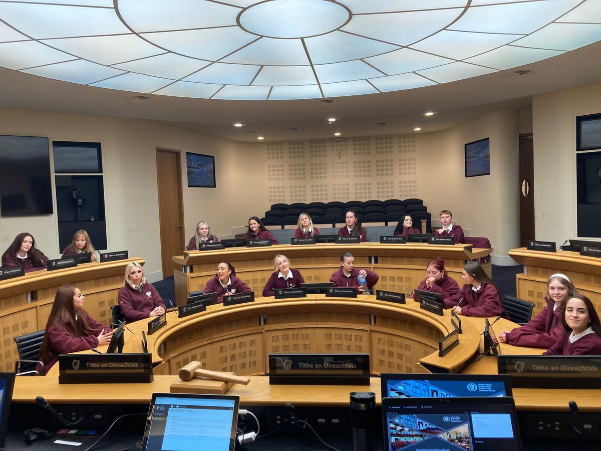 laurelhillsec's tweet photo. Great visit to Dáil Éireann today for 6th Politics &amp; Society students. We did a tour of the building followed by a workshop facilitated by fellow Limerick man Conor Reale in Committee Room 3. Such a warm welcome from all staff in Leinster House - many thanks to all! @ConorReale https://t.co/6RYXO2ZLtB