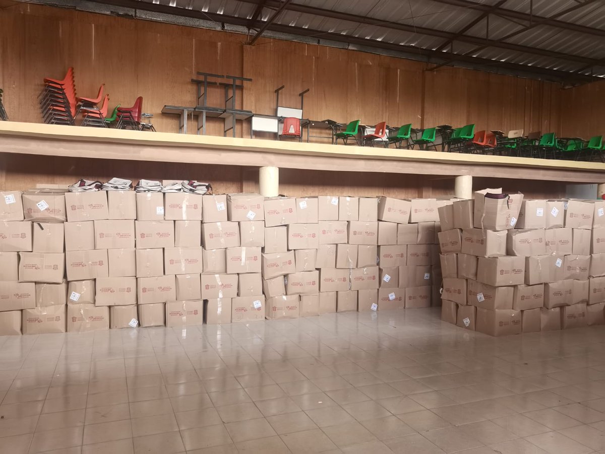 SREBVB08's tweet photo. Entrega de paquetes de #ÚtilesEscolares a las zonas de #Telesecundaria, mismas que realizarán la distribución a las escuelas pertenecientes a la #SREBVB, material para el desarrollo de actividades durante el ciclo escolar 2024-2025. 🎒📒
@arturougaldea_ 
@SEB_Edomex
@SeducEdoMex https://t.co/o1ZfC2NcEF