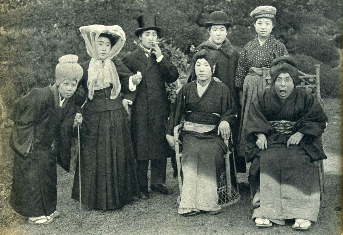 これは大正4年（1915年）、ある旧制中学の男子生徒たちの女装写真です。こう考えて見ると、コスプレって109年前もあったんですね。
