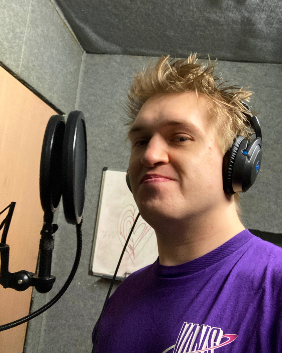 🟠 Here's a photo from the studio last weekend, I'm in it again this weekend too... 🔵