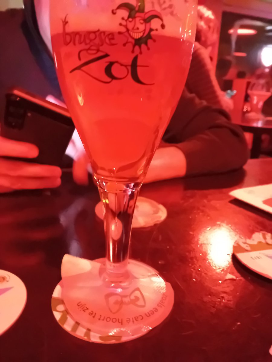 forlanNL's tweet photo. Borreltijd @HelveQu #croonen https://t.co/CbjMGn4OSw