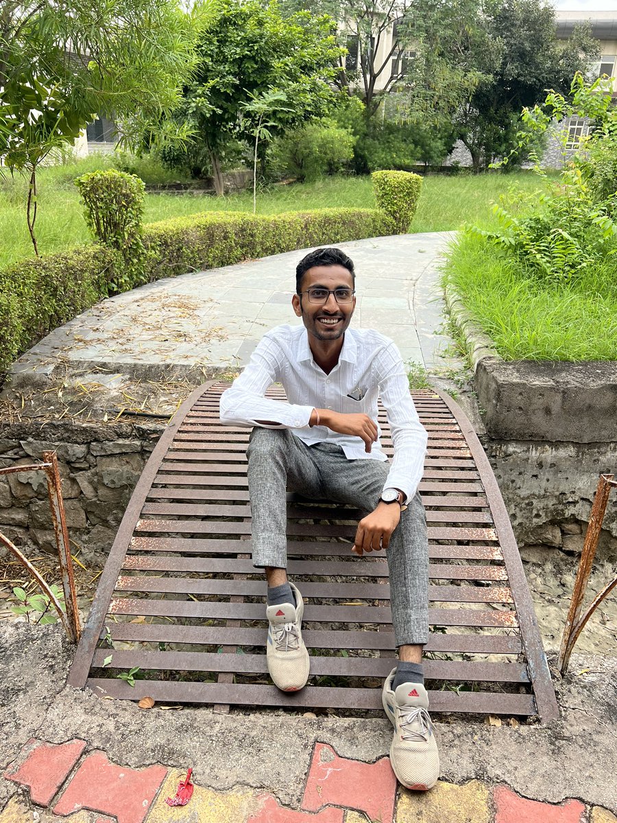 पुरुष मजबूत इतना की दुनिया जीत ले"
"कमजोर इतना की पिता को गले न लगा सके"