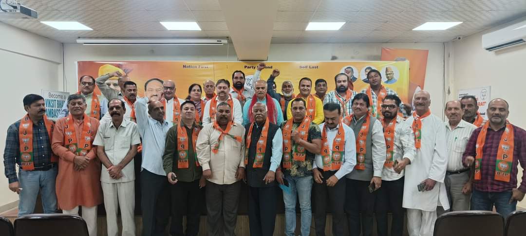 obcmorcha4JKUT's tweet photo. J&amp;K BJP President Shri Sat Sharma CA Ji felicitated by J&amp;K BJP OBC Morcha at Party Headquarters, Jammu.
@BJP4JnK https://t.co/POccXr8adN